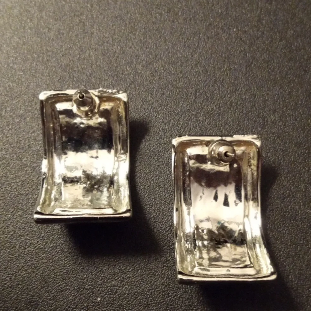 Beautiful Sea foam Green And Silver Tone Vintage Earrings - Picture 3 of 4